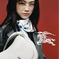 Burberry rilis kampanye terbaru koleksi Rocking Horse Bag yang tampilkan selebritas ternama.