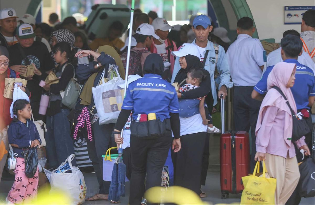 FOTO: Pemudik Mulai Padati Stasiun Pasar Senen Jelang Puncak Arus Mudik