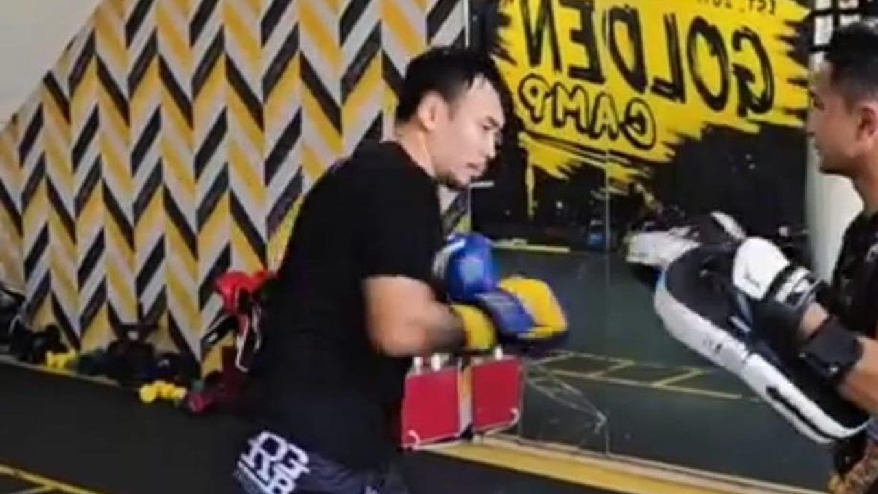 Dikutip melalui akun instagram @rudygoldenboy, terlihat atlet mantan atlet mixed martial arts (MMA) dengan kemeja turun dari mobilnya.