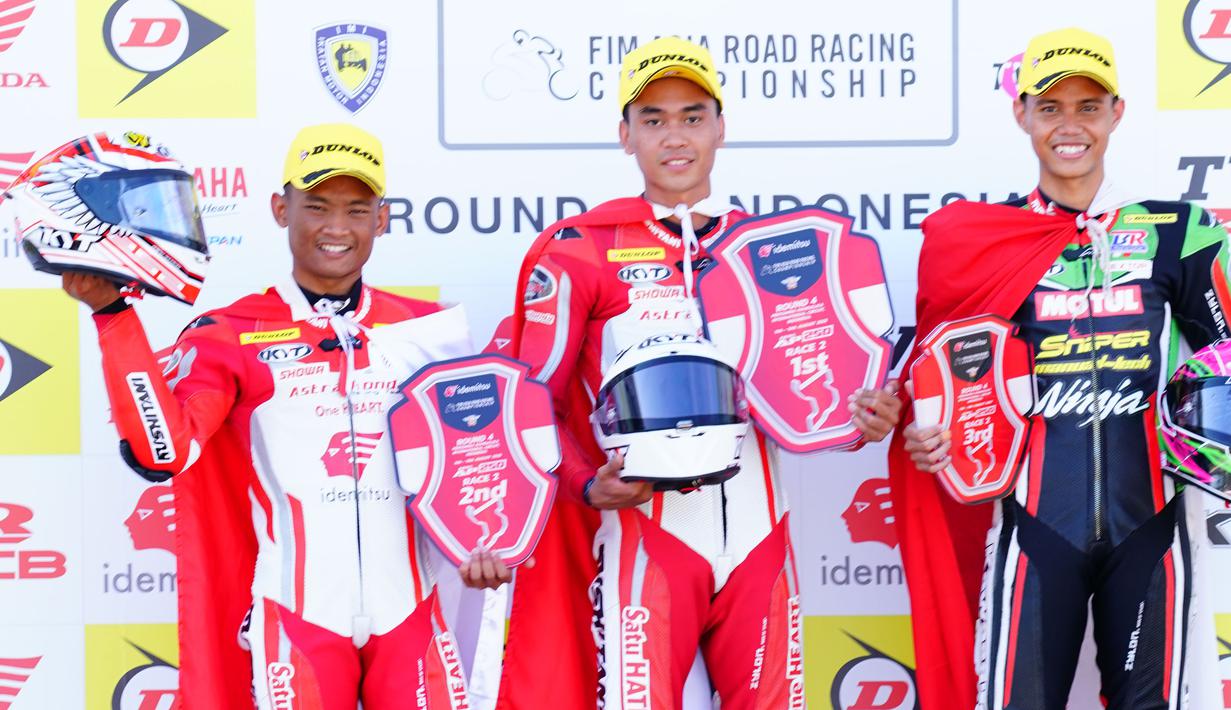 Selebrasi para pembalap kelas AP250 di podium, juara diraih pembalap Astra Jonda Racing Team (AHRT), Herjun Atna Firdaus (tengah), peringkat kedua, Rheza Danica Ahrens (kiri/AHRT) dan peringkat ketiga, Irfan Ardiansyah (Kawasaki Ninja) usai balapan race kedua kelas AP250 pada seri keempat Asia Road Racing Championship (ARRC) Mandalika 2023 di Sirkuit Mandalika, Lombok, Minggu (13/8/2023). (Dok. AHRT)