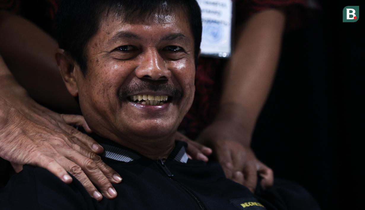 Direktur Teknik PSSI, Indra Sjafri mendapatkan pijatan dari terapis setelah memberikan keterangan kepada media terkait kondisi terbaru Timnas Indonesia U-17 selama Piala Dunia U-17 yang berlangsung di Information Center Piala Dunia U-17, Grand Swiss-Belhotel, Jalan Bintoro, Surabaya, Sabtu (11/11/2023). (Bola.com/Bagaskara Lazuardi)
