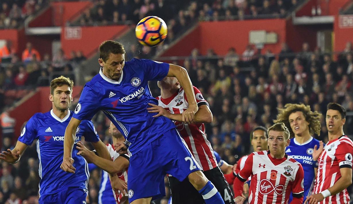 Pemain Chelsea, Nemanja Matic (2kiri) memenangkan duel udara melawan pemain Southampton  pada lanjutan Premier League di St Mary's Stadium, Southampton, (30/10/2016). Chelsea menang 2-0. (AFP/Glyn Kirk)