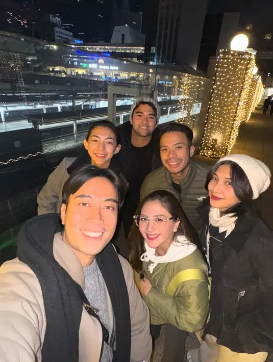Pasangan selanjutnya yang memilih Jepang sebagai destinasi untuk menghabiskan momen pergantian tahun adalah Vidi Aldiano dan Sheila Dara. Pasangan yang menikah pada 2022 ini juga sempat bertemu dengan Jessica Mila. Mereka menikmati liburan bersama para sahabat. (Liputan6.com/IG/@vidialdiano)