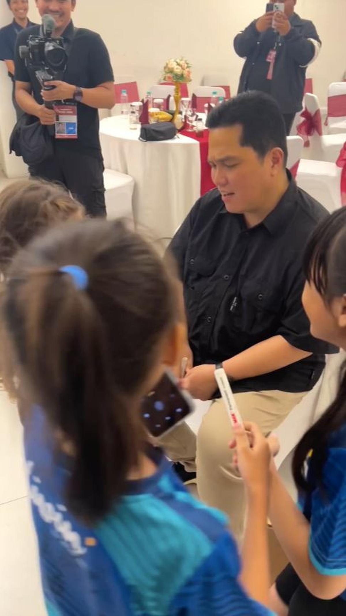 Erick Thohir Bercanda dengan Cicit Elvy Sukaesih<br>