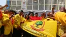 Ketua Umum Partai Berkarya Neneng A Tutty bersama sejumlah fungsionaris partai membentangkan bendera Partai Berkarya seusai menyerahkan pendaftaran sebagai peserta Pemilu 2019 ke KPU Pusat, Jakarta, Jumat (13/10). (Liputan6.com/Johan Tallo)