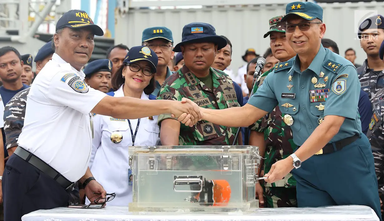 Kapushidrosal Laksda TNI Harjo Susmoro menyerahkan black box bagian Cockpit Voice Recorder (CVR) pesawat Lion Air JT 610 kepada Ketua KNKT Soerjanto Tjahjono di Pelabuhan Tanjung Priok, Jakarta, Senin (14/1). (Liputan6.com/Immanuel Antonius)