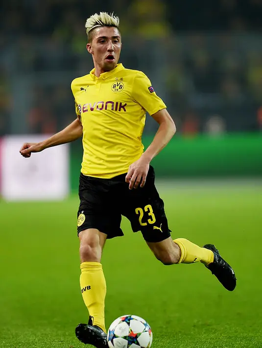 6.  Kevin Kampl, gelandang ini didatangkan Klopp dari Red Bull Salzburg, bersama Dortmund dirinya hanya tampil 13 kali dan lebih sering sebagai pemain pengganti. Hanya berselang 7 bulan, dirinya memutuskan pindah ke Leverkusen. (AFP/Patrik Stollarz)