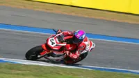 Aksi Veda Ega Pratama melahap tikungan Sirkuit Buriram pada race kedua AP250, Minggu (3/12/2023). (Dok. Astra Honda Racing Team)