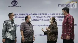 (ki-ka) Direktur Jaringan & Retail Banking Bank Mandiri Aquarius Rudianto, Direktur Commercial Riduan, Komisaris Utama Inti Bangun Sejahtera (IBS) Farida Bau dan Dirut IBS Andrie Tjioe berbincang pada perjanjian kerjasama pembiayaan rekanan di Jakarta, Selasa (22/12/2020). (Liputan6.com/HO/Wedi)