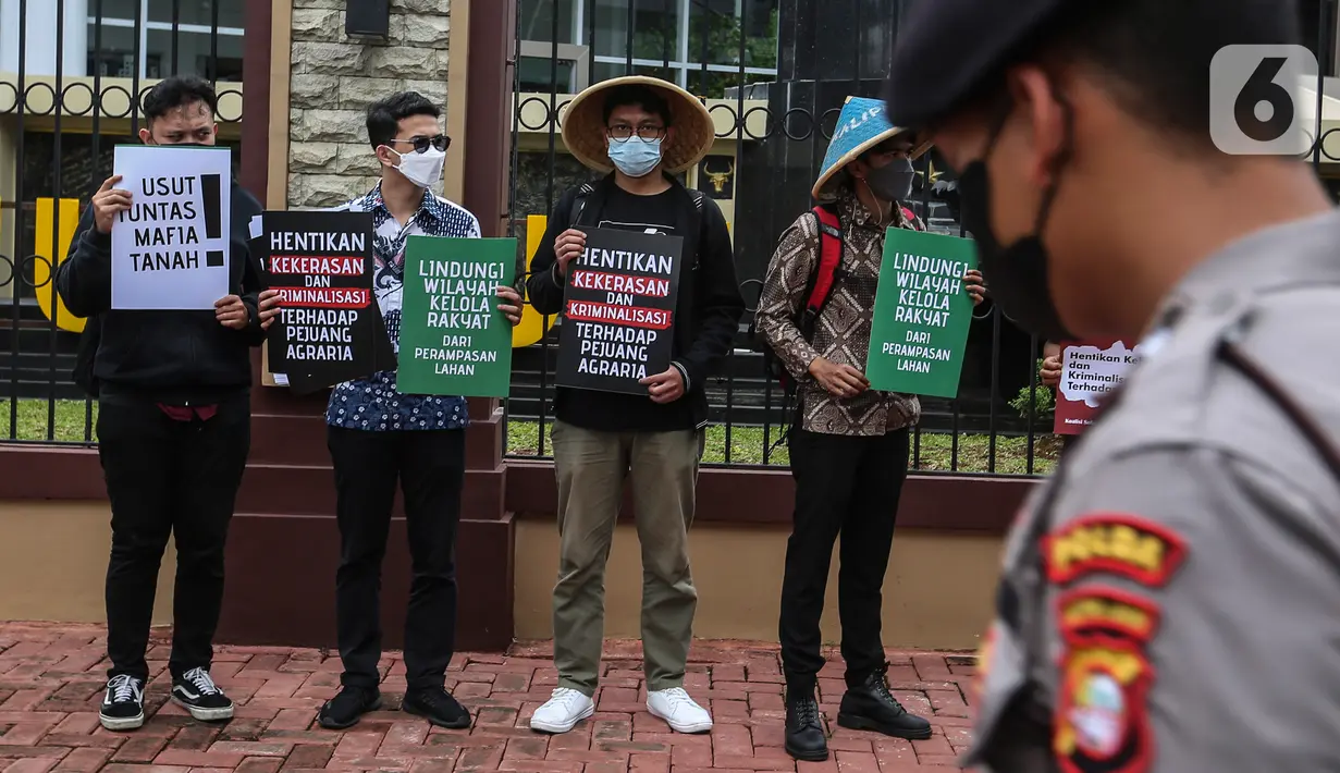 Organisasi WALHI bersama masyarakat Rukun Tani Sumberejo Pakel melakukan aksi di depan Mabes Polri, Jakarta, Jumat (21/1/2022). Mereka menuntut kekerasan yang dilakukan oknum aparat kepolisian terhadap Warga Rukun Tani Sumberejo Pakel, Desa Pakel, Banyuwangi, Jawa Timur. (Liputan6.com/Johan Tallo)