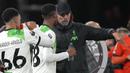 Pelatih Liverpool, Jurgen Klopp memberi instruksi kepada pemainnya saat menghadapi Luton Town pada laga pekan ke-11 Liga Inggris 2023/2024 di Kenilworth Road Stadium, London, Minggu (5/11/2023) malam WIB. (AP Photo/Alastair Grant)