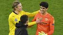 Namun setelah laga usai suasana menjadi cair. Erling Haaland tampak meminta maaf dan bercanda dengan kiper Sevilla, Yassine Bounou. (Photo by Ina Fassbender / various sources / AFP)
