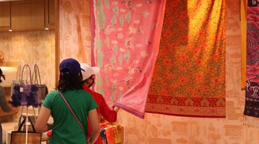 Batik Indonesia jadi primadona yang diincar banyak kolektor dunia di Dubai Expo 2020.
