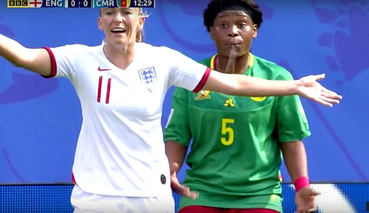 Insiden meludah pun terjadi di laga Inggris vs Kamerun di babak 16 besar Piala Dunia Wanita 2019. Augustine Ejangue (kanan) meludah dan  mengenai tangan Toni Duggan asal Inggris.  ( Youtube Screenshot)