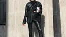 Dengan tambahan makeup bold dan rambut yang kadang diberi sentuhan warna unik, ia membuktikan bahwa gaya grunge bisa tampil elegan tanpa mengorbankan identitasnya. [@tamaradai].