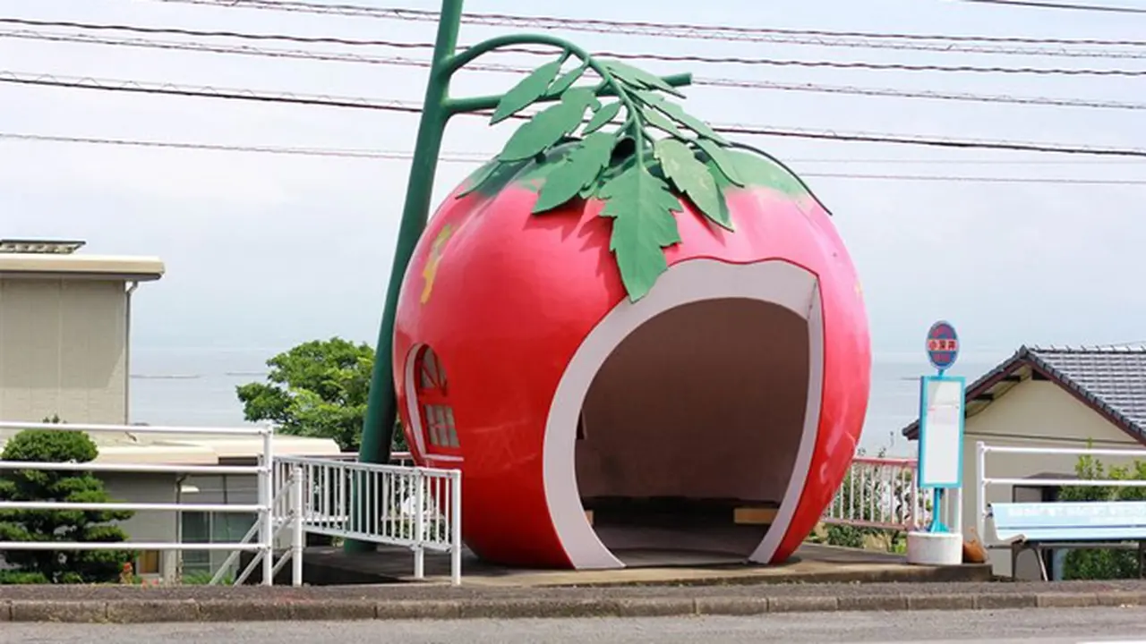 Halte Bus Bentuk Buah Ini Jadi Objek Wisata di Jepang