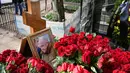 Lebih lanjut MSK1 menuliskan bahwa Prigozhin dimakamkan di samping makam ayahnya dan bendera Wagner berwarna hitam-kuning-merah terlihat di lokasi yang dimaksud. (Photo by Olga MALTSEVA / AFP)