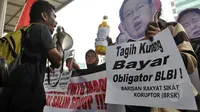 Sejumlah massa tampak menyerukan tuntutan-tuntutannya di depan gedung KPK, Jakarta, Selasa (26/8/14). (Liputan6.com/Miftahul Hayat) 