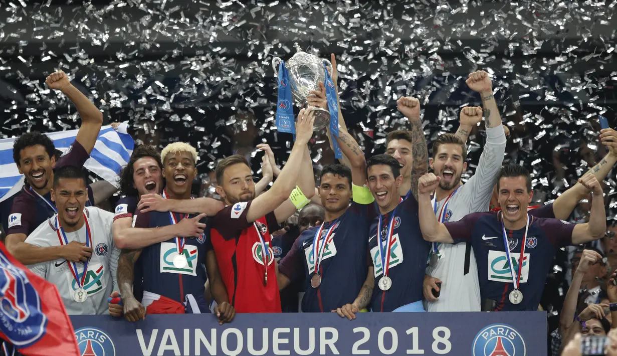 Para pemain Paris Saint Germain mengangkat trofi usai menjuarai Piala Prancis dengan mengalahkan Les Herbiers di Stade de France, Selasa (8/5/2018). Paris Saint Germain menang 2-0 atas Les Herbiers. (AP/Francois Mori)