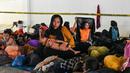 Sebanyak 137 pengungsi Rohingya yang ditolak di sejumlah lokasi penampungan di Aceh Besar, kini di tampung di Balai Meuseuraya milik Pemerintah Provinsi di Banda Aceh. (CHAIDEER MAHYUDDIN/AFP)