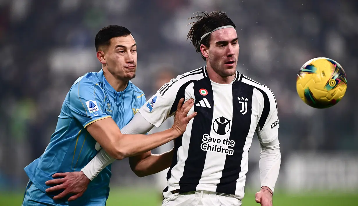 Pemain Venezia, Jay Idzes, berebut bola dengan pemain Juventus, Dusan Vlahovic, dalam pertandingan pekan ke-16 Liga Italia Serie A 2024/2025 di Allianz Stadium pada Minggu (15/12/2024). Kedua tim bermain imbang dengan skor 2-2. (AFP/Marco Bertorello)