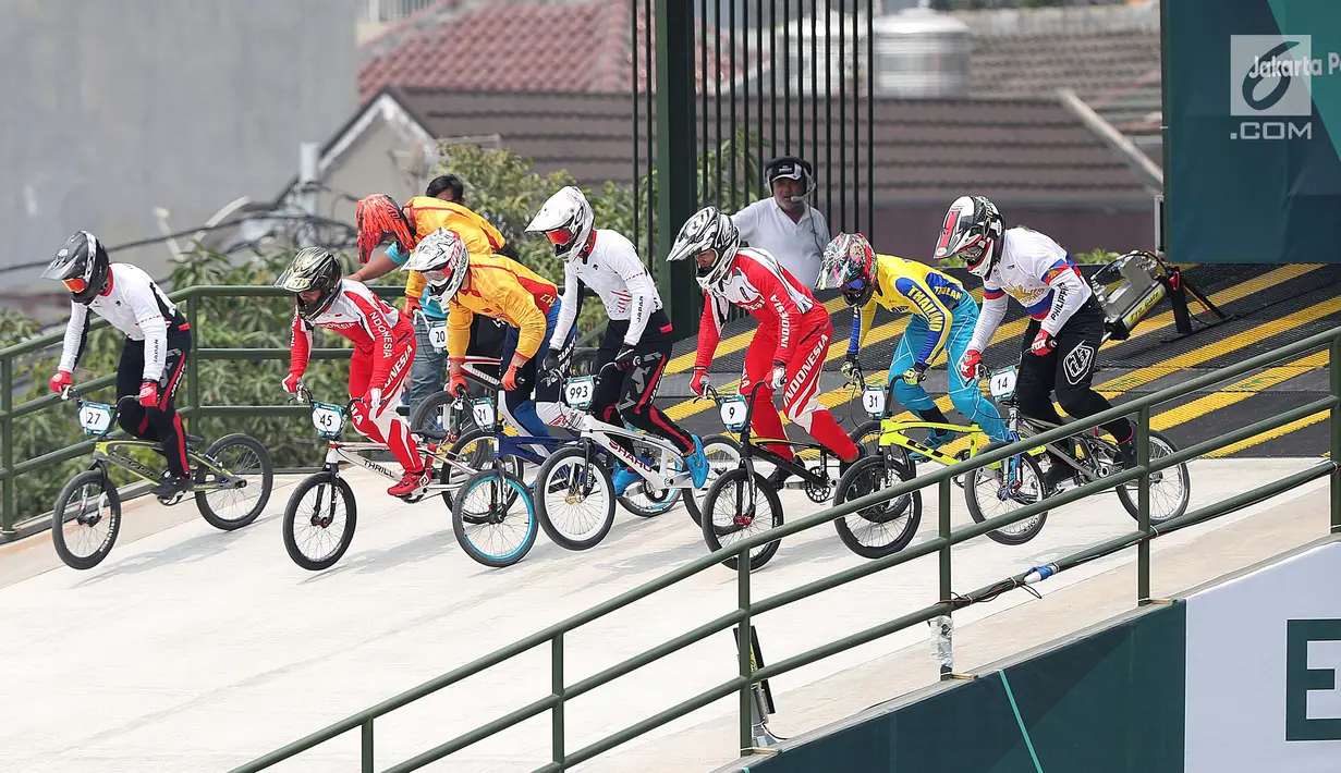 Atlet sepeda BMX putra Asian Games 2018 bertanding pada nomor putra di Pulo Mas International BMX Center, Sabtu (25/8). Pada pertandingan tersebut I Gusti Bagus Saputra finish diurutan kedua. (Liputan6.com/Fery Pradolo)