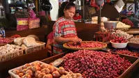 Pedagang tengah menata bawang di pasar di Jakarta, Jumat (20/4). Harga cabai dan bawang memasuki akhir pekan ini terpantau belum banyak berubah, cenderung mengalami penurunan. Pasokan yang cukup mendorong harga masih stabil. (Liputan6.com/Angga Yuniar)