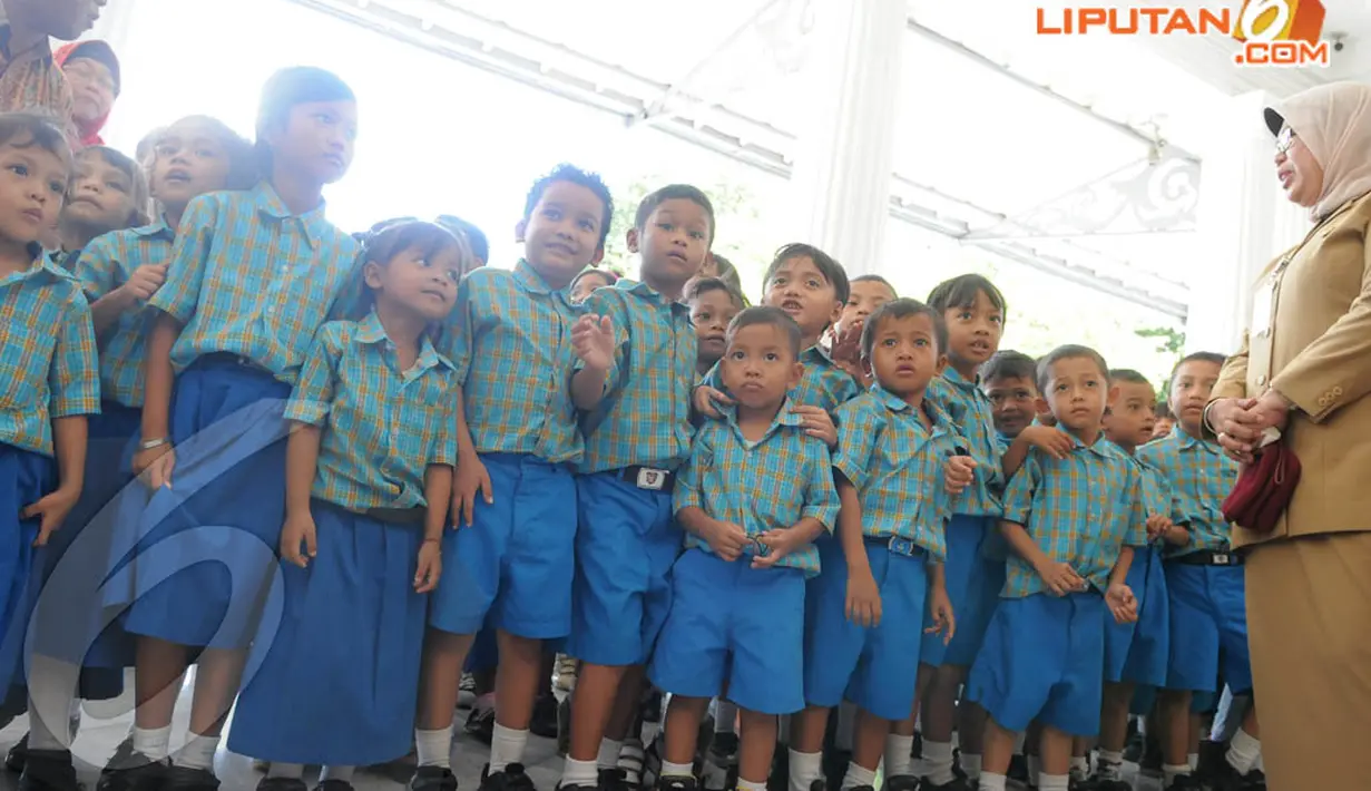 Mengenakan seragam motif kotak-kotak, ratusan siswa TK dan PAUD dari Rusunawa Marunda tiba sekitar pukul 10.00 WIB, Selasa (22/4/14). (Liputan6.com/Herman Zakharia)