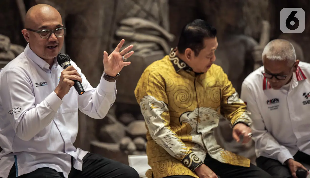 Direktur Utama ITDC Ari Respati (kiri) menyampaikan paparan bersama Ketua Umum IMI Bambang Soesatyo (tengah) dan Direktur Utama MGPA Priandhi Satria (kanan) saat peluncuran tiket presale WSBK 2022 di Gedung Sarinah, Jakarta, Rabu (31/8/2022). PT Pengembangan Pariwisata Indonesia (Persero)/Indonesia Tourism Development Corporation (ITDC), BUMN pengembang dan pengelola kawasan pariwisata di Indonesia, bersama Mandalika Grand Prix Association (MGPA) selaku bagian dari ITDC Group, merilis penjualan tiket harian menonton event MOTUL FILM World Superbike (WSBK) Indonesian Round yang akan berlangsung di Pertamina Mandalika International Circuit, Lombok, Nusa Tenggara Barat, pada 11-13 November 2022 mendatang. (Liputan6.com/Faizal Fanani)