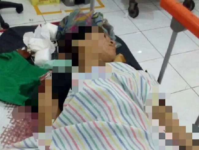 Informasi mahasiswi asal Brebes jadi korban luka bom di Kampung Melayu diterima ibunda setelah dikabari bidan. (Liputan6.com/Fajar Eko Nugroho)