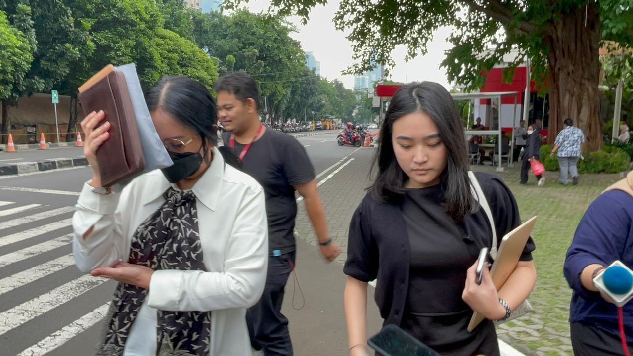 Istri Rafael Alun Trisambodo, Ernie Meike Torondek (baju putih) diperiksa KPK.