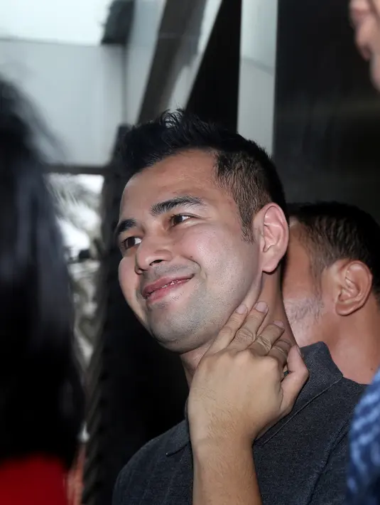 “Perasaannya lega," singkat Raffi Ahmad, "Alhamdulillah selesai semua. Ada kesepakatan (damai). Ada perwakilan Dewan Pers, om Anwar, sebagai Ketua Parsi, karena saya juga masih sebagai anggota Parsi," ujar ayah satu anak ini. (Andy Masela/Bintang.com)