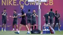 Penyerang Barcelona, Lionel Messi (tengah) melakukan pemanasan saat mengikuti sesi latihan tim di Joan Gamper Sports City, Spanyol (16/9/2019). Barcelona akan menghadapi wakil Jerman, Borussia Dortmund pada grup F Liga Champions di Signal Iduna Park. (AFP Photo/Pau Barrena)