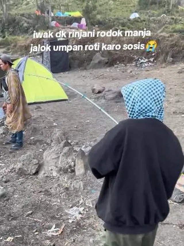 Viral Momen Pendaki Mancing di Gunung Rinjani, Dapat Ikan Besar