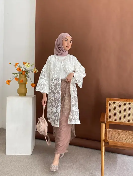 Selain kebaya, bisa juga memadukan rok tutu dengan lace outer untuk tampilan kondangan yang lebih kasual. @inasrana.