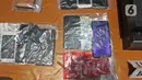 Barang bukti diperlihatkan saat konfrensi pers tersangka artis Cyntiara Alona dalam pengungkapan kasus prostitusi dan eksploitasi anak di Ditreskrimum Polda Metro Jaya, Jakarta, Jumat (19/03/2021). (Liputan6.com/Herman Zakharia)