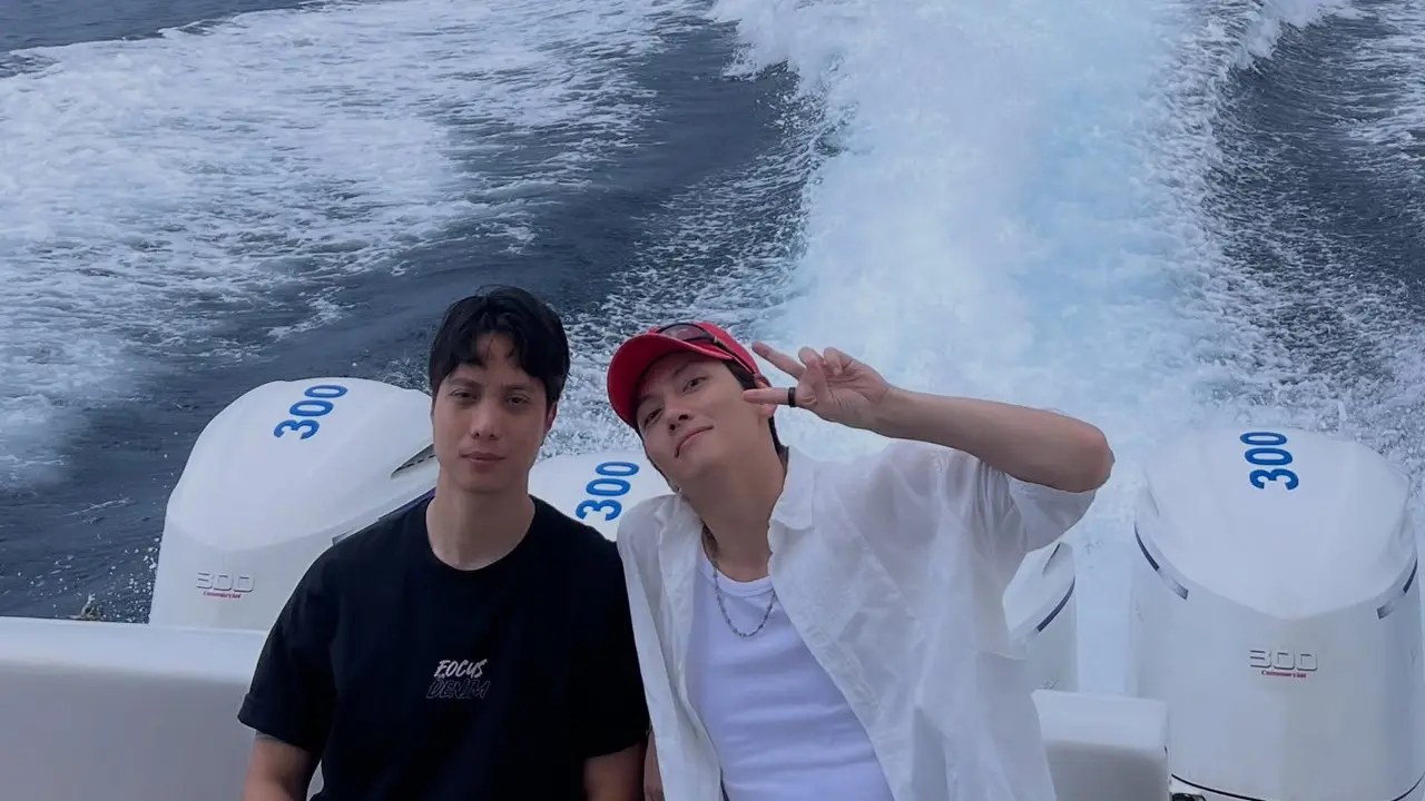 Gaya Bromance Dikta Wicaksono dan Ji Chang Wook Berlayar dengan Yatch, Tampilkan Wajah Mirip Bak Kakak Adik