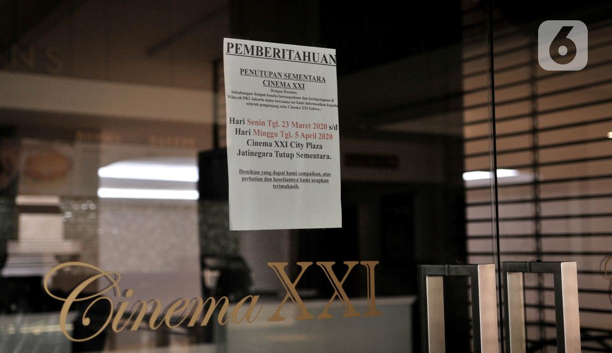 Selebaran info penutupan sementara terpasang di depan pintu masuk Cinema XXI di salah satu pusat perbelanjaan kawasan Jakarta Timur, Senin (23/3/2020). (merdeka.com/Iqbal S. Nugroho)