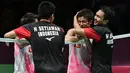 Ganda putra Indonesia Hendra Setiawan dan Mohammad Ahsan berpelukan dengan ganda putra Jepang Takuro Hoki dan Yugo Kobayashi usai memenangi babak final Kejuaraan Dunia Bulu Tangkis 2019 di Swiss, Minggu (25/8/2019). Ahsan/Hendra menang dengan skor 25-23, 9-21, 21-15. (FABRICE COFFRINI/AFP)