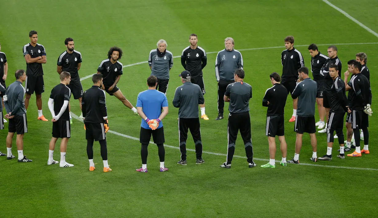 Pemain Real Madrid mendengarkan instruksi dari pelatih Carlo Ancelotti (bertopi) jelang melakukan sesi latihan di Stadion Juventus, Turin, Italia (4/5/2015). Real Madrid akan menantang Juventus di leg pertama semifinal Liga Champions. (Reuters/Max Rossi)