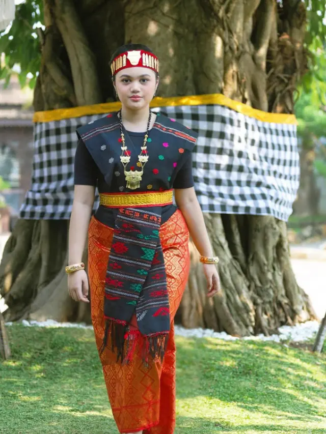 Suku di Indonesia: Gaya Amora Lemos Pakai Baju Adat Suku Batak
