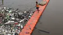 Pekerja kebersihan membersihkan sampah di Sungai Kanal Banjir Barat, Jakarta, Senin (14/11). Hujan yang terjadi di hulu Banjir Kanal Barat mengakibatkan meningkatnya debit air yang disertai sampah. (Liputan6.com/Johan Tallo)