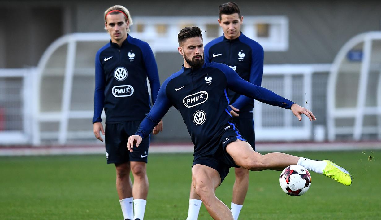 Aksi penyerang Prancis, Olivier Giroud saat mengikuti sesi latihan taktik di Clairefontaine-en-Yvelines, (3/10/2017). Prancis melakukan persiapan jelang melawan Bulgaria. (AFP/Franck Fife)