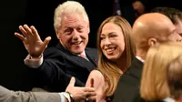 Mantan Presiden AS Bill Clinton dan putrinya Chelsea Clinton menghadiri debat capres AS ketiga dan terakhir di University of Nevada, Las Vegas, Rabu (19/10). (SAUL LOEB / AFP)