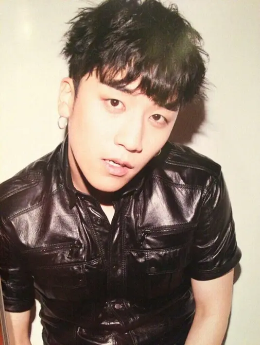 Dengan rasa menyesal, Seungri mengutarakan permintaan maaf nya lewat akun sosial media, Weiboo. "Aku minta maaf apa yang sudah terjadi, aku merasa diriku sangat salah, lain kali aku berhati-hati," tulisnya. (Soompi/Bintang.com)