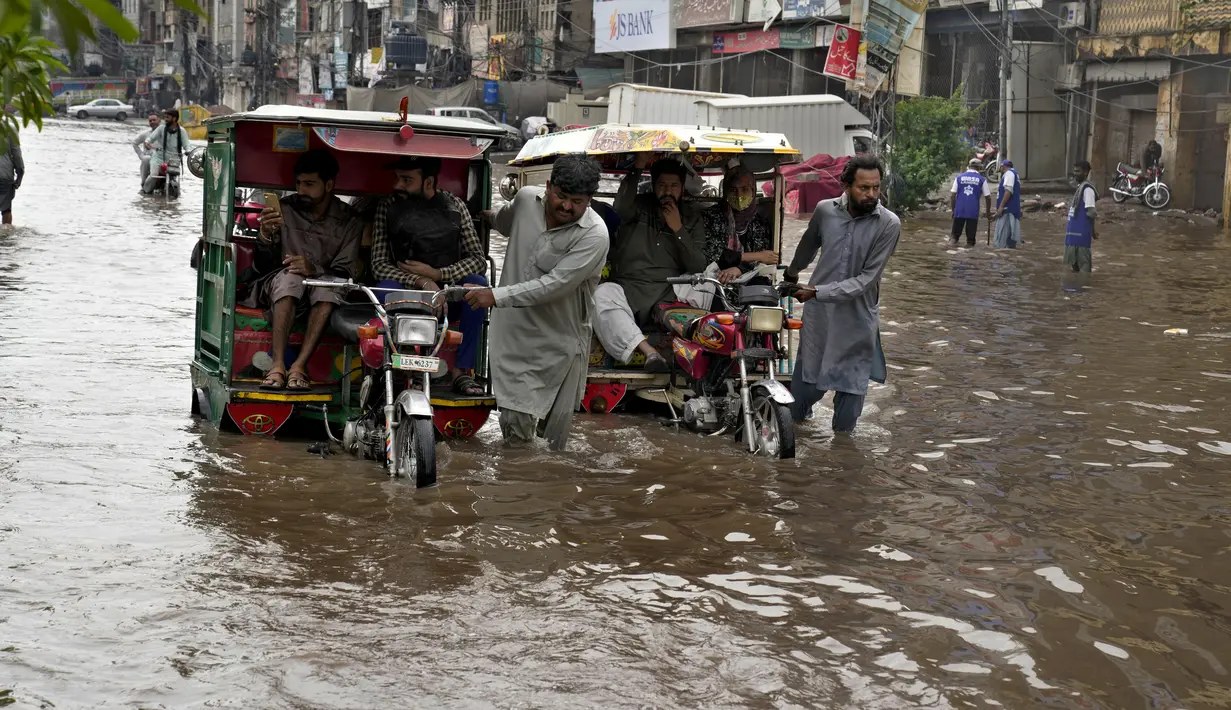 Selain itu, hujan deras mengakibatkan pemadaman listrik karena beberapa pengumpan Perusahaan Pemasok Listrik Lahore (Lesco) tersandung, mengganggu pasokan listrik. (AP Photo/K.M. Chaudary)