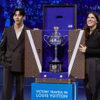 Ajang Australian Open Women’s Final tahun ini semakin istimewa dengan kehadiran dua figur ternama dari dunia yang berbeda, yakni BamBam, House Ambassador Louis Vuitton, dan Jennifer Capriati, legenda tenis dunia. [Foto: Louis Vuitton]