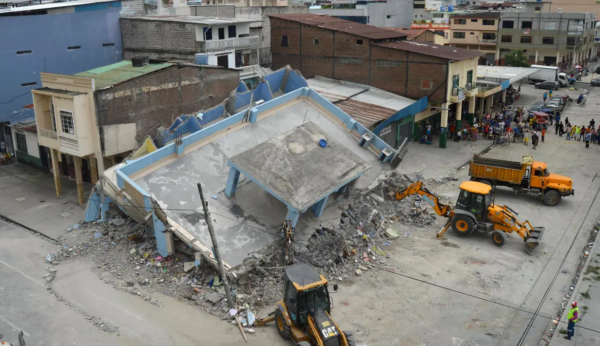 Alat berat dikerahkan di sebuah rumah yang runtuh setelah gempa 7,8 SR mengguncang lepas pantai Pasifik Ekuador di Guayaquil, Minggu (17/4). Gempa kuat tersebut setidaknya menewaskan 246 orang dan melukai 2.527 lainnya.  (REUTERS/Lalo Calle)