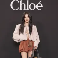Seulgi tampil dengan rok balon disertai jaket cropped yang hadirkan detail volume. [Foto: Chlo&eacute;.dok]