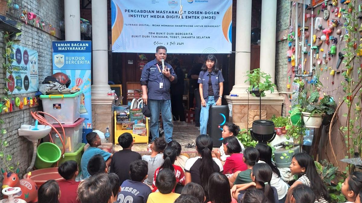 Dosen IMDE Ajak Anak-Anak Bukit Duri Bikin Konten, Langsung Praktek Pakai Smartphone